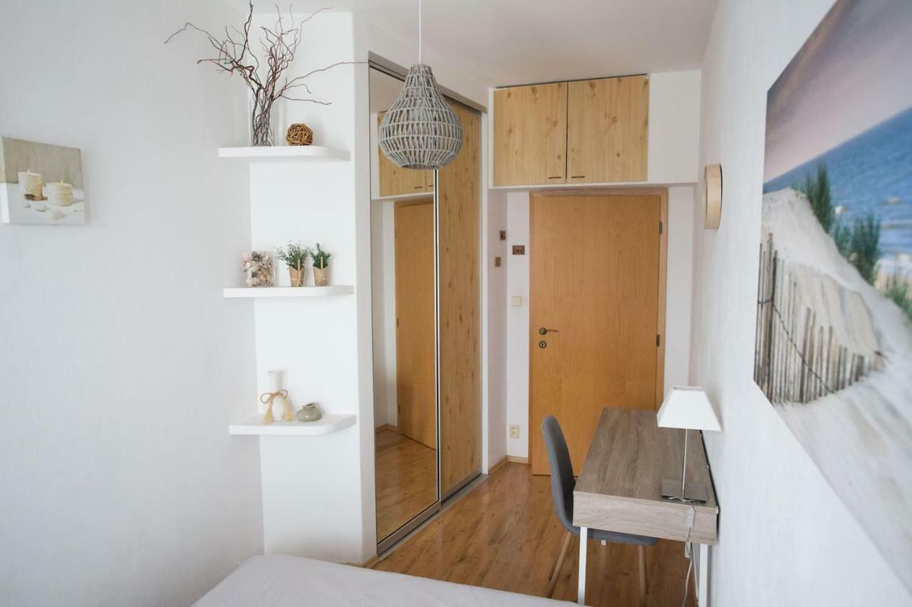 Cozy Apartment Btw Centre And Airport - Private Host - No Invoice Bratislava Exterior foto