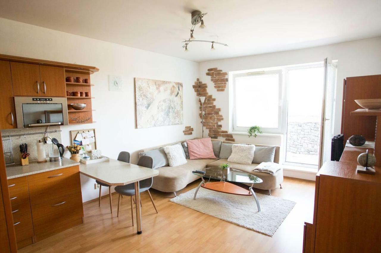 Cozy Apartment Btw Centre And Airport - Private Host - No Invoice Bratislava Exterior foto