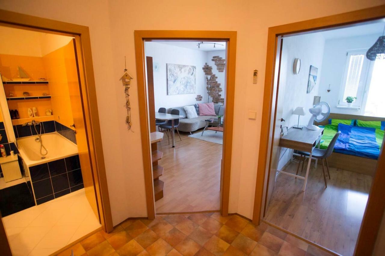Cozy Apartment Btw Centre And Airport - Private Host - No Invoice Bratislava Exterior foto